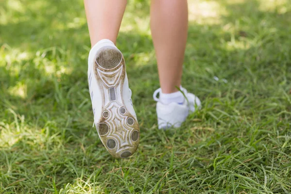 Närbild Låg Sektion Ung Kvinna Sportskor Jogging Parken — Stockfoto