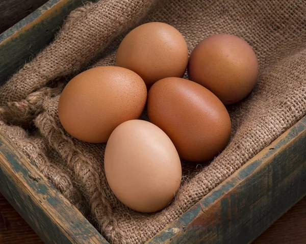 Uma Velha Caixa Madeira Com Alguns Ovos Saco — Fotografia de Stock