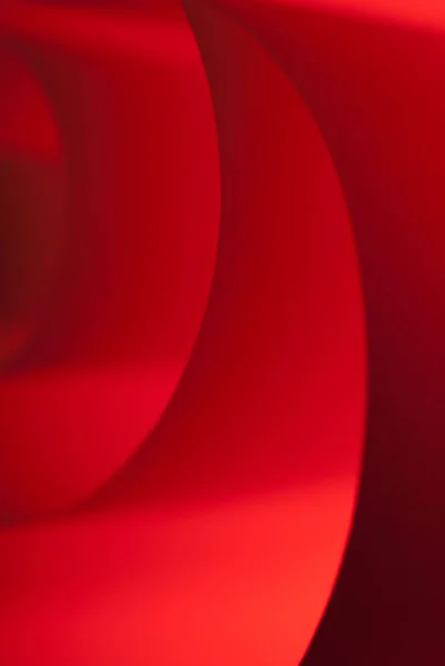 Yumuşak Işık Altında Bir Doku Ile Spiralli Kırmızı Kağıt — Stok fotoğraf