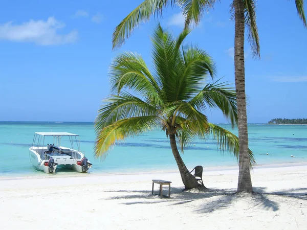 Hermosa Playa Colorida Con Barco Silla —  Fotos de Stock