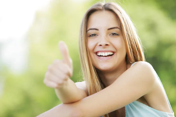 Joven Sonriente Rubia Aire Libre Mostrando Pulgar Hacia Arriba Signo —  Fotos de Stock