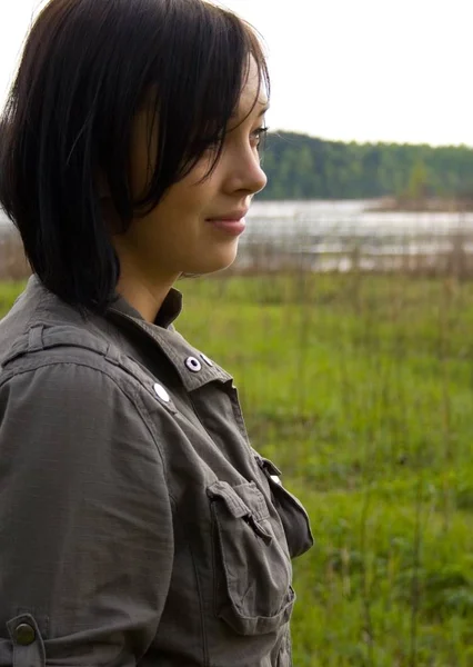 Jovem Triste Bonita Morena Mulher Floresta Perto Lago — Fotografia de Stock