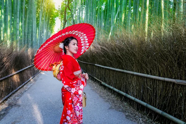 Бамбуковий Ліс Азійка Одягнена Япанський Традиційний Кімоно Бамбуковому Лісі Кіото — стокове фото
