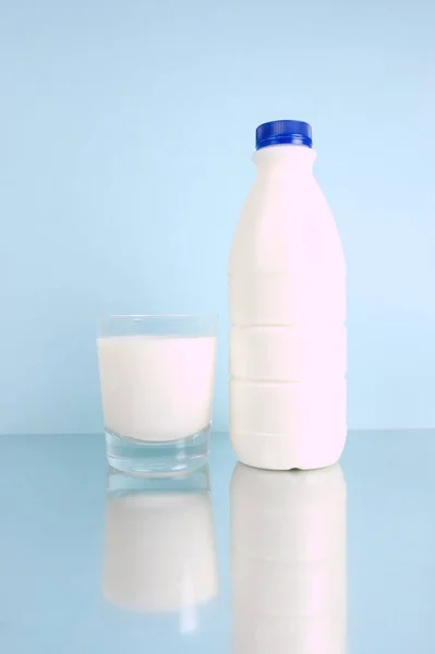 Latte Intero Crema Isolato Uno Sfondo Blu — Foto Stock