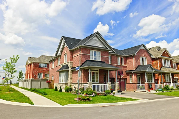 Suburban Rua Residencial Com Casas Tijolo Vermelho — Fotografia de Stock