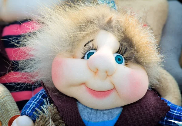 Αστεία Κούκλα Από Κουρέλια Υπό Μορφή Αντράκι Μεγάλα Μπλε Μάτια — Φωτογραφία Αρχείου