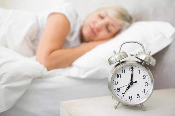 Mulher Madura Desfocada Dormindo Cama Com Despertador Primeiro Plano Quarto — Fotografia de Stock