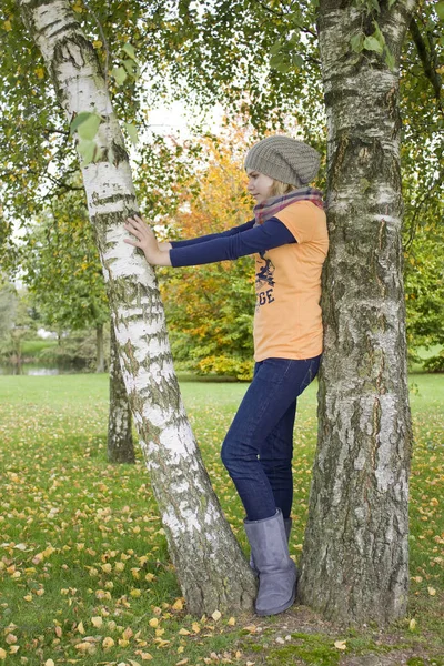 Chica Joven Parque Otoño — Foto de Stock