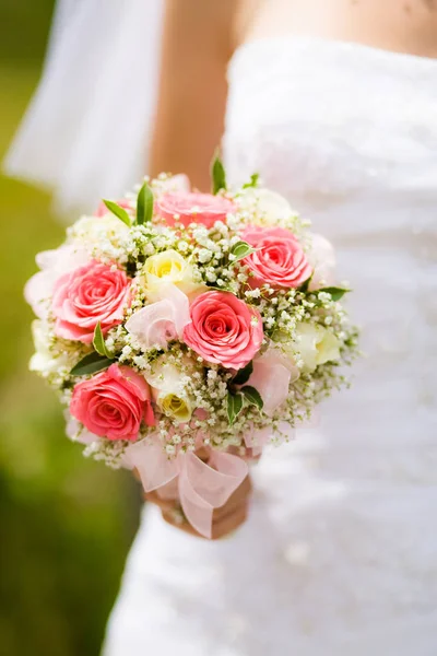 Bouquet Mariage Avec Des Roses Blanches Roses Main Mariée — Photo