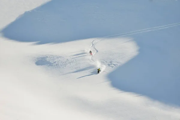 Skákací Lyžař Horách Zimní Sníh Čerstvý Slunovyden — Stock fotografie