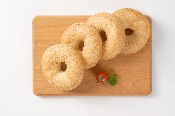 Rosquillas Frescas Con Semillas Sésamo Sobre Tabla Cortar Madera — Foto de Stock