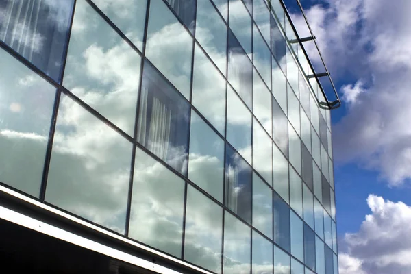 Rascacielos Reflejos Cielo Azul Nubes — Foto de Stock