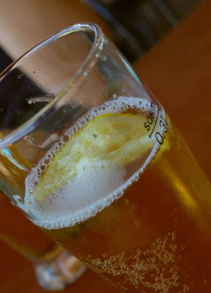 Nahaufnahme Eines Glases Kaltes Bier Mit Zitronenscheibe — Stockfoto