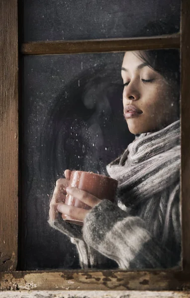 Retrato Uma Linda Garota Atrás Janela Com Uma Xícara Café — Fotografia de Stock