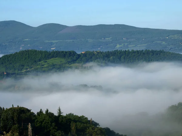 Υπέροχο Τοπίο Της Ομίχλης Πρωί Στην Τοσκάνη — Φωτογραφία Αρχείου