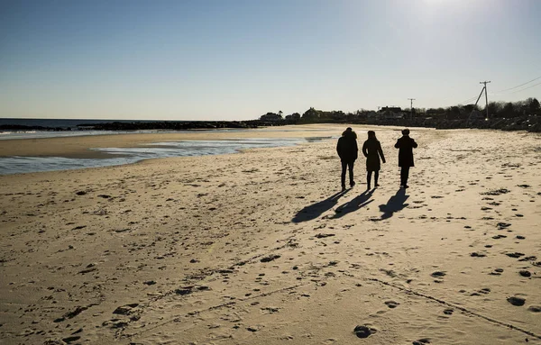 Vänner Promenader Solnedgången Stranden Maine Usa — Stockfoto