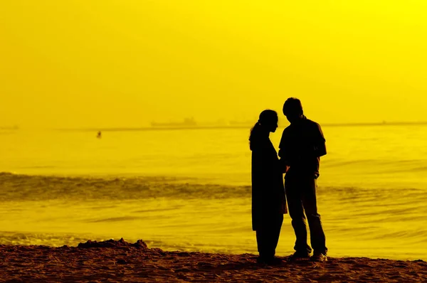 Gli Amanti Che Mostrano Intimità Una Spiaggia Tropicale — Foto Stock