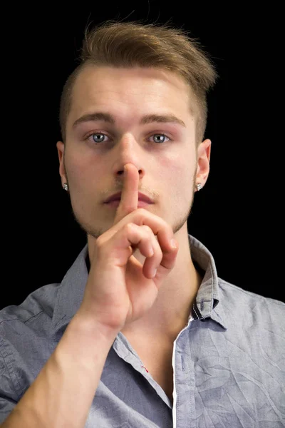 Jeune Homme Séduisant Gestuelle Silence Silence Avec Doigt Sur Bouche — Photo