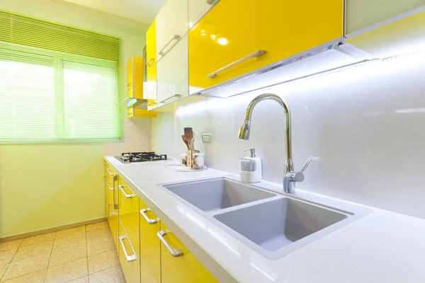 黄色和绿色元素与现代设计厨房 — 图库照片