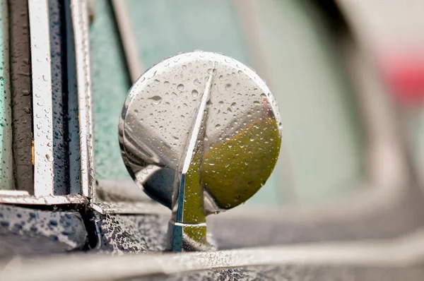 Yağmurda Klasik Bir Arabanın Yan Görüş Aynası — Stok fotoğraf