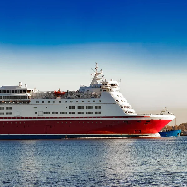 Crucero Rojo Nave Ferry Pasajeros Navegando Aguas Tranquilas — Foto de Stock