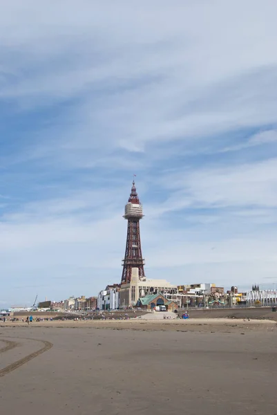 著名的黑池塔在蓝天的映衬下从海滩上升起 — 图库照片