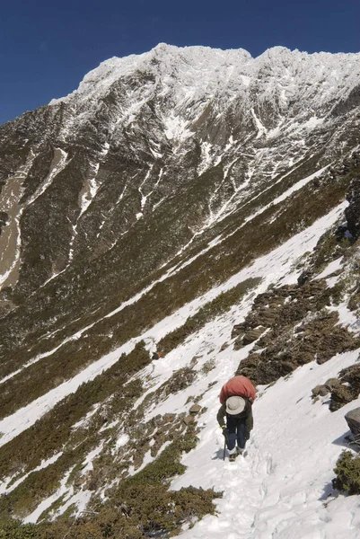 Man Promenad Snö Bakgrund Var Det Högsta Berget Eastsouth Asien — Stockfoto