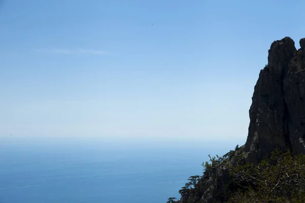 Las Montañas Junto Mar Los Rayos Del Sol Brillante — Foto de Stock