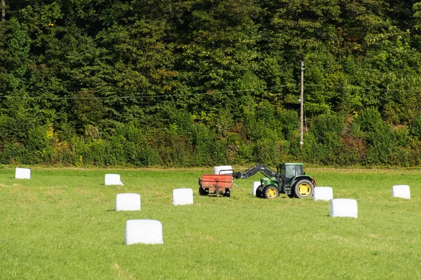 Traktor Egy Zöld Növény Bálázzák Csomagolva Műanyag Tároló — Stock Fotó