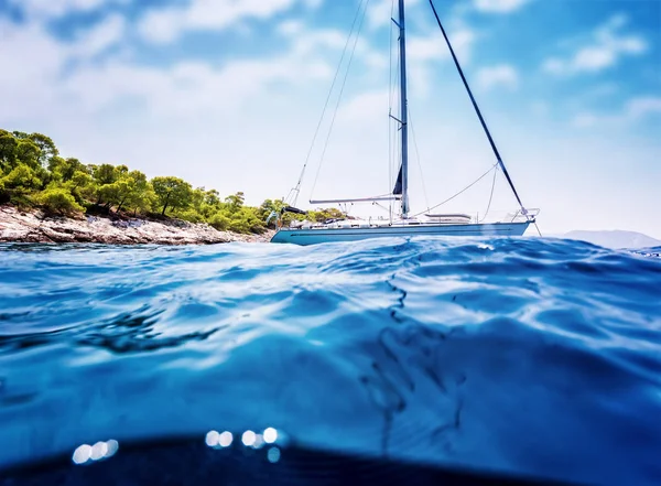 Luksusowy Jacht Zakotwiczonego Pobliżu Tropikalnej Wyspie Niesamowity Rejs Grecji Niezapomniane — Zdjęcie stockowe