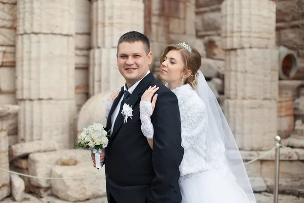 Novia Con Novio Apoyó Sobre Telón Fondo Una Pared Piedra — Foto de Stock