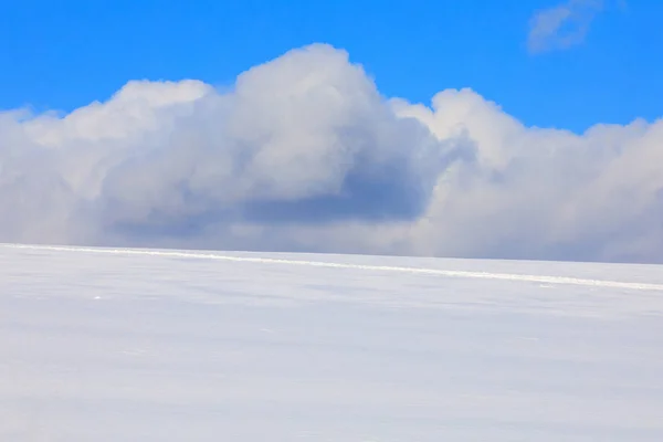 Απλό Φόντο Χειμώνα Όμορφες Γραμμές Από Σκιέρ Και Μεγάλα Σύννεφα — Φωτογραφία Αρχείου