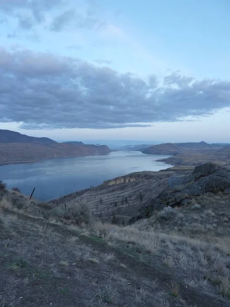 Una Vista Lago Rodeada Montañas Cerca Kamloops Canadá — Foto de Stock