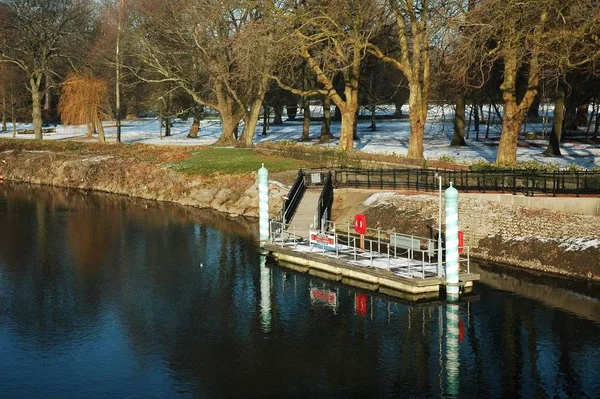 Parada Agua Río Cardiff Invierno — Foto de Stock