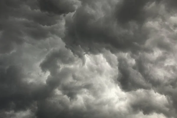 Céu Sombrio Que Precede Uma Tempestade Com Nuvens Escuras Fundo — Fotografia de Stock