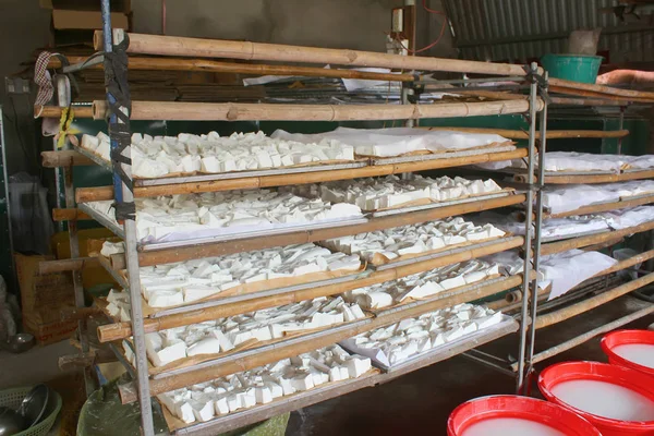 processing Kudzu flour with wooden shelves