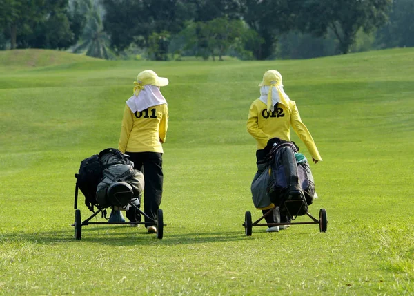 Dwa Kieszenie Idąc Dół Fairway Pola Golfowego Tajlandii — Zdjęcie stockowe