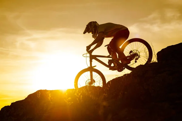 Silhouette Eines Radfahrers Der Bei Sonnenuntergang Mit Dem Mountainbike Den — Stockfoto