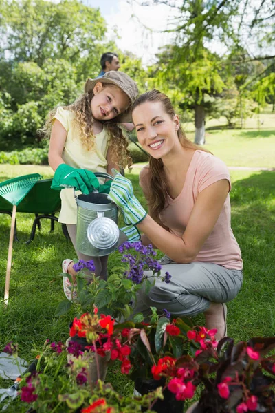 Ritratto Madre Con Figlia Che Annaffia Piante Giardino — Foto Stock