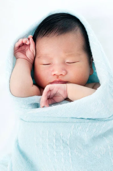 裹在毯子里 在白色背景上优雅地睡觉的新生儿的肖像 — 图库照片