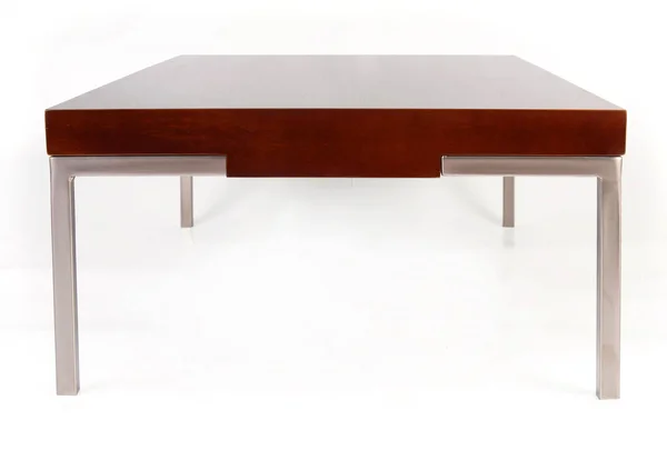 木制和金属的咖啡桌 在白色背景上孤立 — 图库照片
