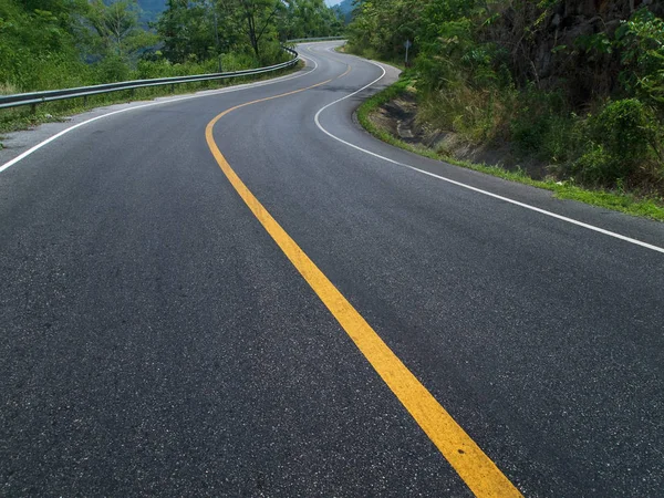 Camino Curva Por Montaña Línea Amarilla Blanca Carretera —  Fotos de Stock