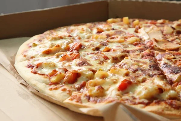 Hele Hawaiiaanse Pizza Met Ananas Fast Food Doos — Stockfoto