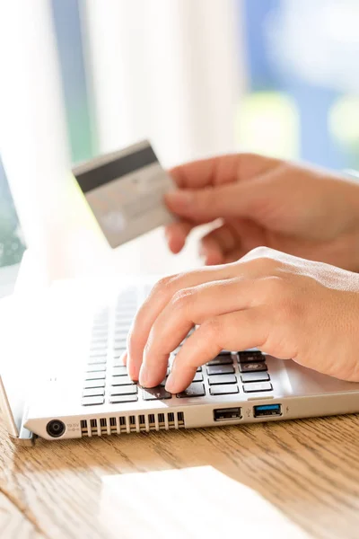 Hände Halten Kreditkarte Mit Laptop Macht Online Zahlung — Stockfoto