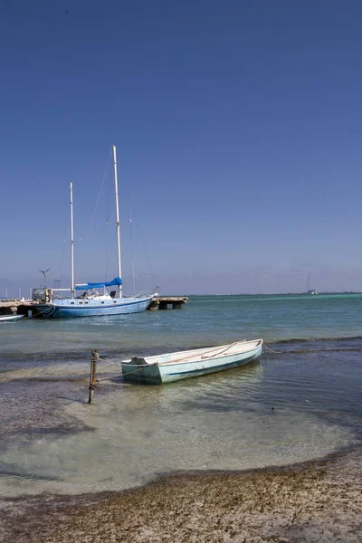 Pequeño Bote Remos Madera Está Atado Las Aguas Poco Profundas — Foto de Stock