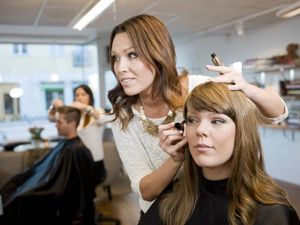 Gruppe Von Menschen Einem Schönheitssalon — Stockfoto