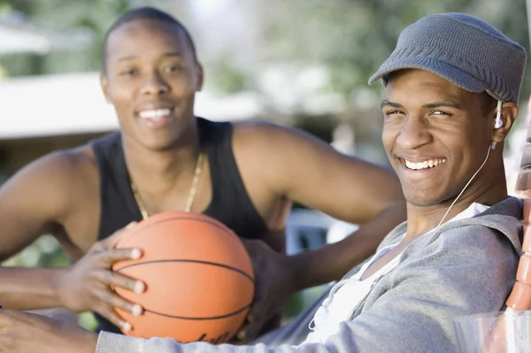 Man Luisteren Naar Muziek Met Vriend Holding Basketbal — Stockfoto