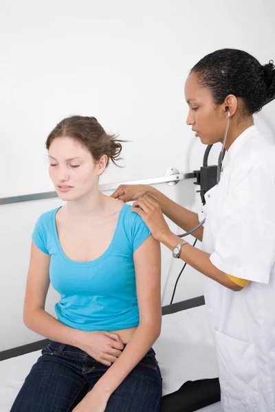 Lekarz Słuchając Stetoskop Jej Pacjentów Oddychanie — Zdjęcie stockowe