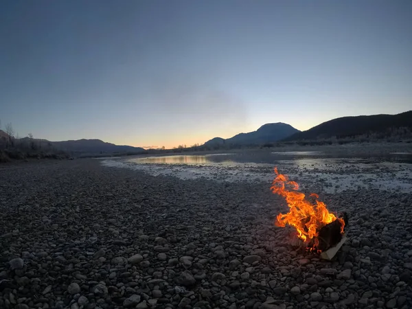 Wärmendes Feuer Gefrorenen Kalten Weißen Flussufer — Stockfoto