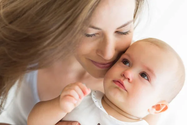 Egy Mosolygó Anya Csecsemő Vértes Fehér Háttér Fölé — Stock Fotó